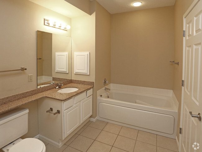 One Bedroom - Bathroom - Lake Hazeltine Woods