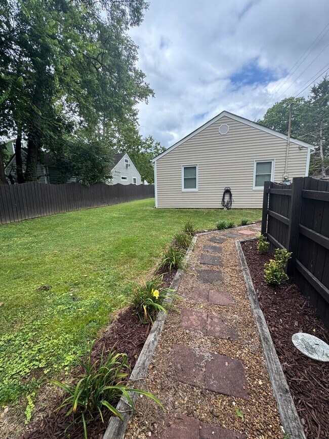 Foto del edificio - Knoxville 37917 - 2 bedroom, 1 bath - call Lisa Vineyard 865-216-9334