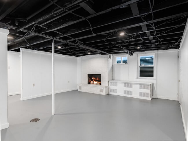 Building Photo - 3 E Main St