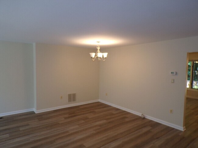 Foto del edificio - Three Bedroom Townhouse Conveniently Located In Springfield
