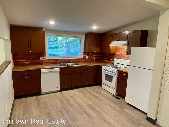 Building Photo - 1 br, 1 bath House - 105 1/2 E. Hill St.