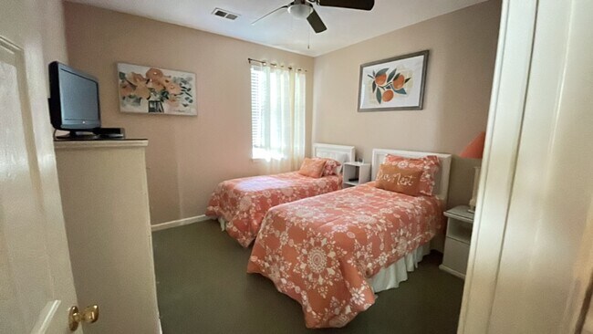 Building Photo - Updated 2 bedroom/2 bath condo in River Oaks