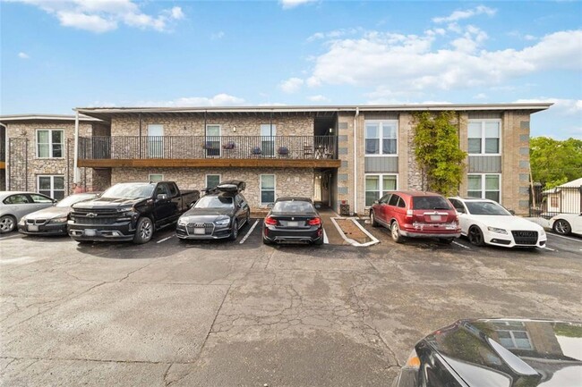 Foto del edificio - 2401 Manor Rd