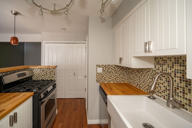 Building Photo - 5407 S Willow Ln