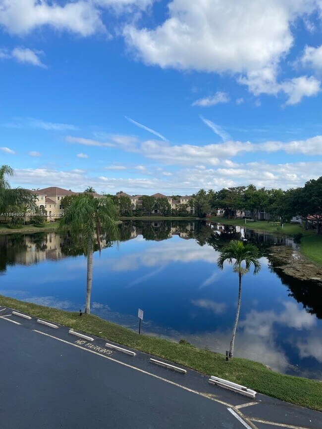 Foto del edificio - 250 Jacaranda Dr