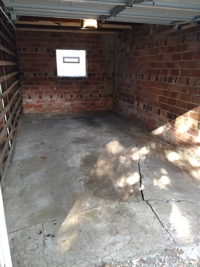 Garage with automatic door - 754 Kenwick Rd