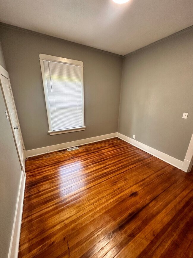 Building Photo - 5 Bedroom, 1.5 Bath Home Near the Zoo!