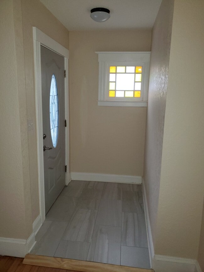 Foyer - 76 Ridge St