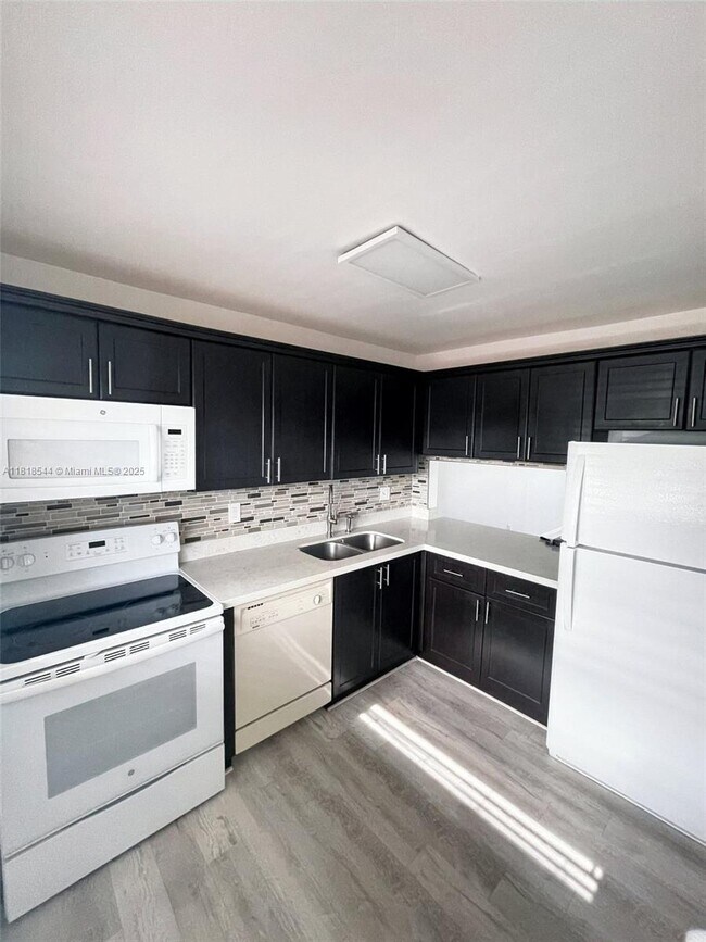 Building Photo - 8875 Fontainebleau Blvd