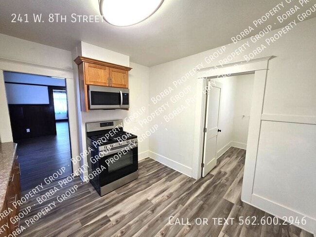 Foto del edificio - 241 W 8th St