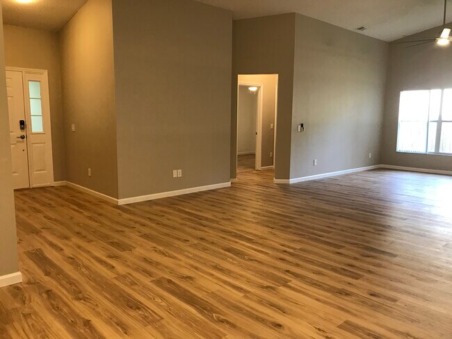 Living room - 760 Riviera Dr NE
