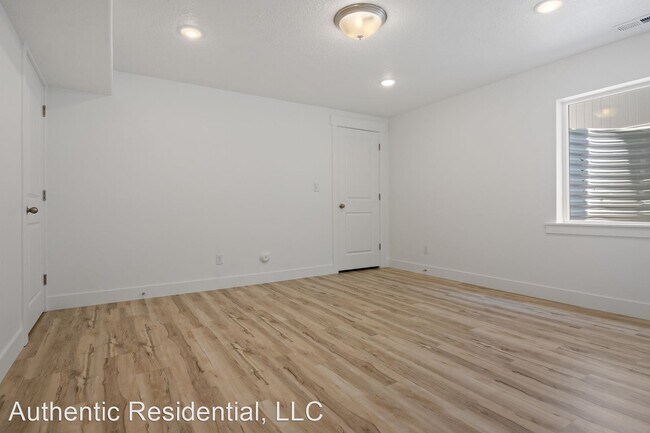 Building Photo - 4 br, 3 bath House - 1288 E Pamela St