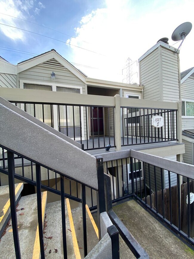 Foto del edificio - Upstairs 2 Bed / 2 Bath Condo in Gated Community – Available Now