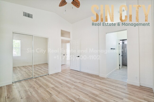 Foto del edificio - "Charming 3-Bed Oasis with Granite Touches & Cozy Fireplace in Las Vegas"