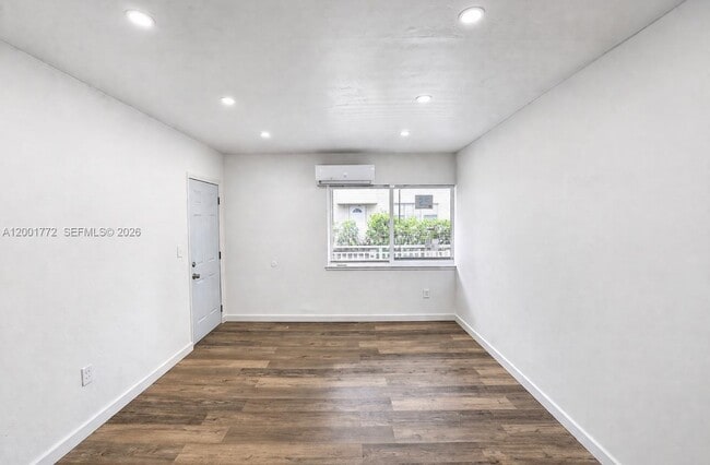 Foto del edificio - 7600 Dickens Ave