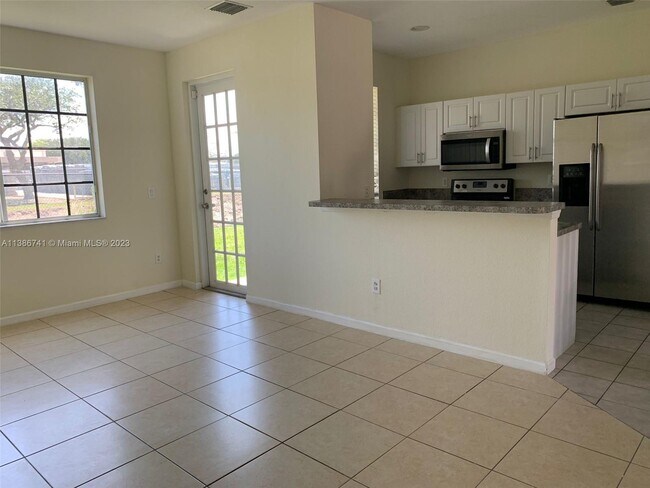 Building Photo - 2025 Nassau Dr