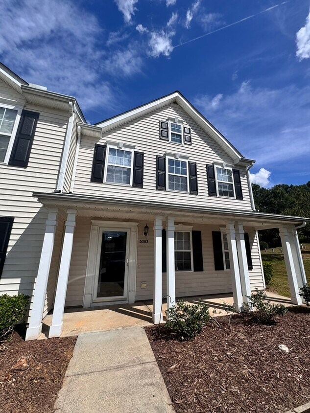 Foto principal - Great space in this 3 bedroom 2 and 1/2 bath end unit Townhome!