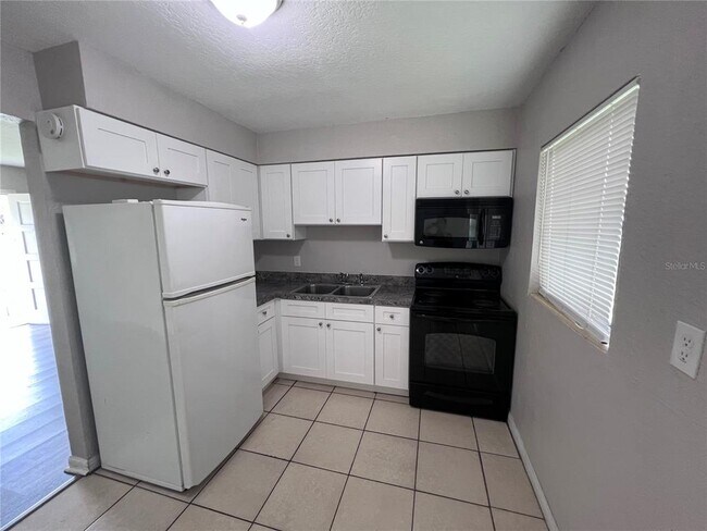 Building Photo - 1320 N Combee Rd
