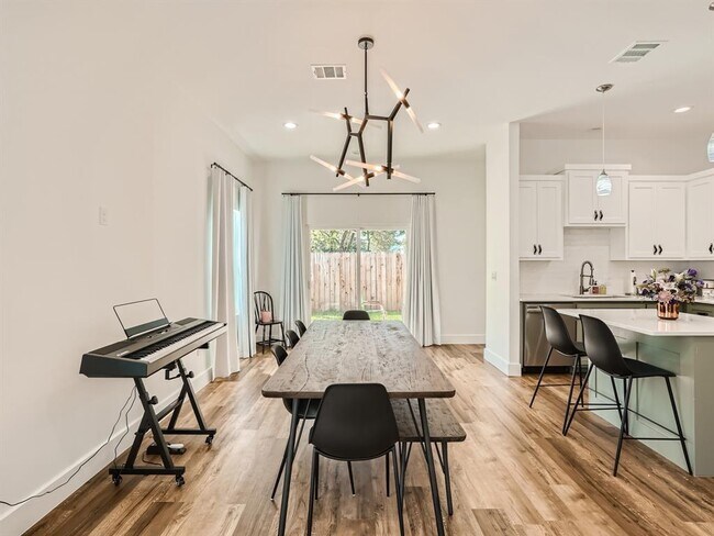 Foto del edificio - 644 Cypress Ln