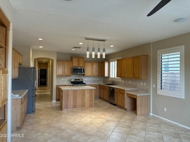 Building Photo - 1670 W Kingbird Dr