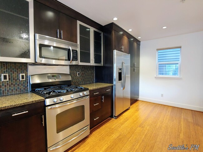 Foto del edificio - Stunning 3 Bedroom Townhouse in Greenlake!