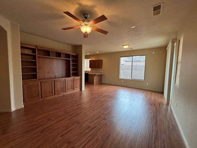 Building Photo - SPACIOUS HOME FOR RENT!