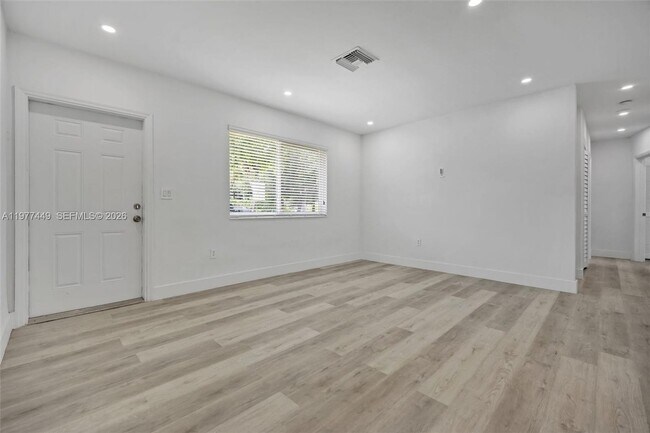 Foto del edificio - 1401 NE 152nd St