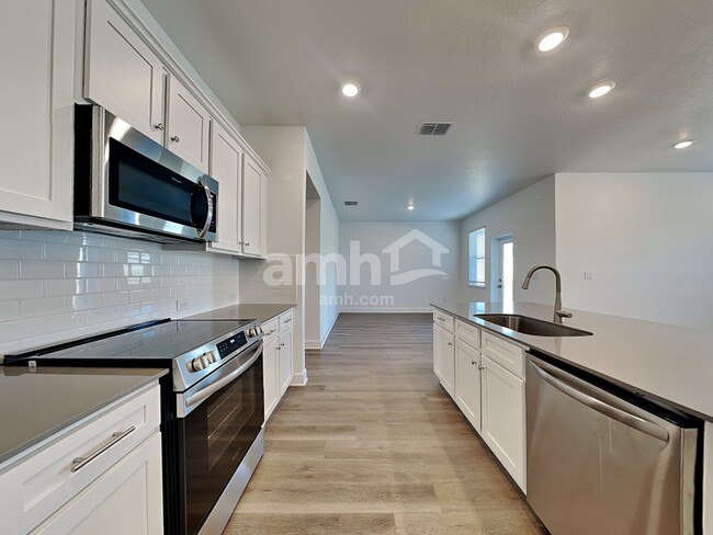Building Photo - 37703 Dusty Saddle Ln