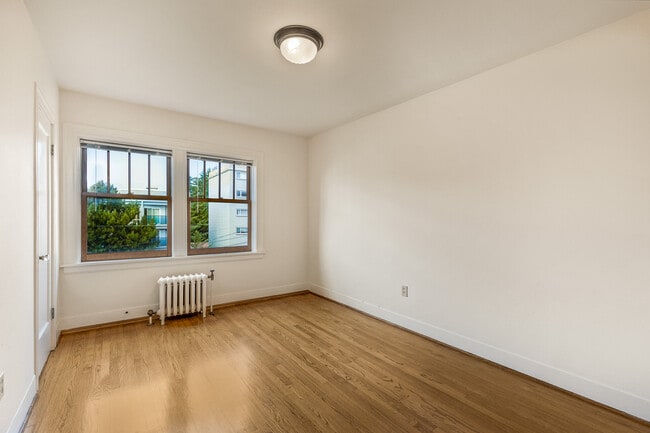Building Photo - Queen Anne Apartments
