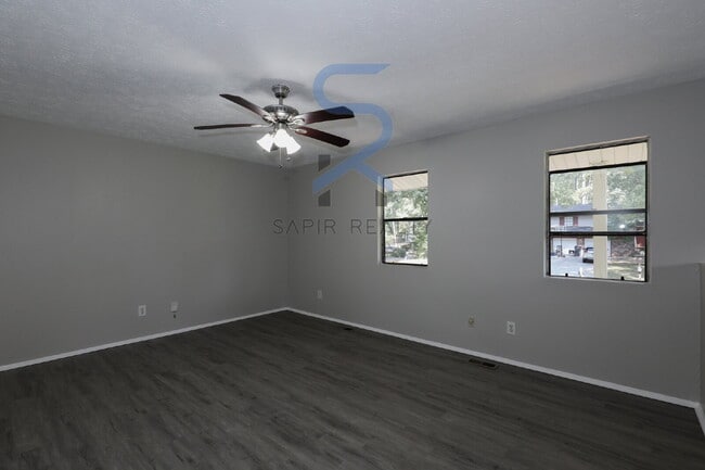 Foto del edificio - 6683 Cameron Rd