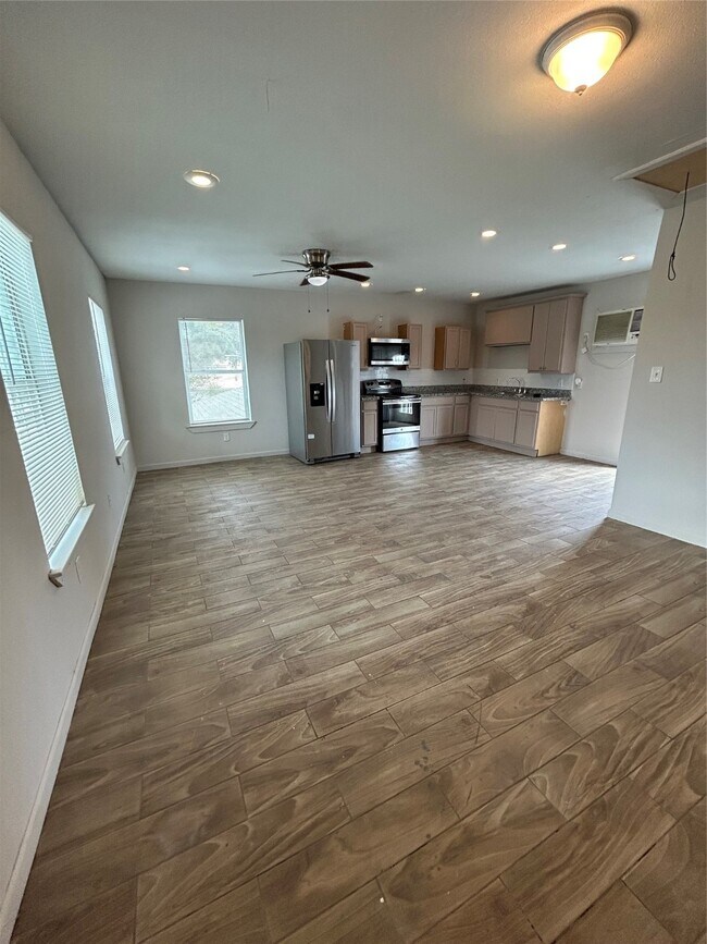 Building Photo - 502 Ave F