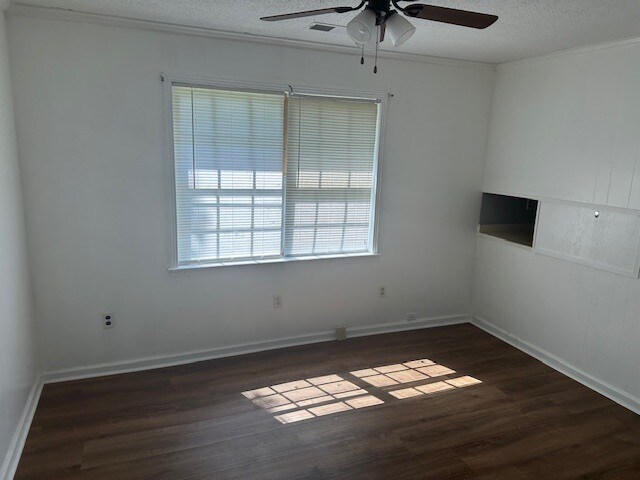 Building Photo - 307 Pinewood St