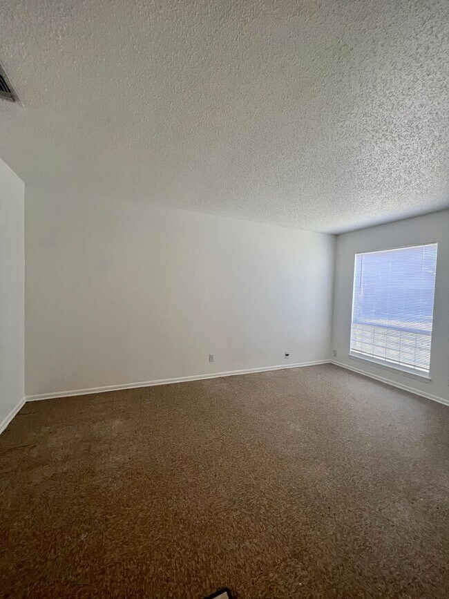 Building Photo - Nice 3 Bedroom / 1.5 Bathroom Home