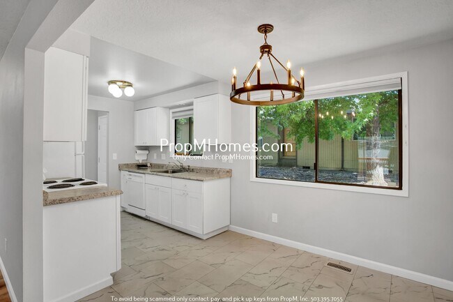 Foto del edificio - Spacious Duplex in Oak Grove - Fenced Yard!