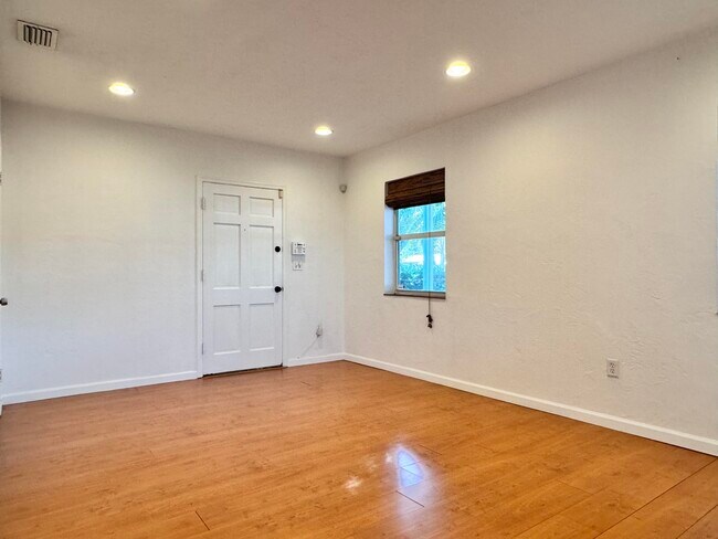 Foto del edificio - 3012 Glenwood Rd