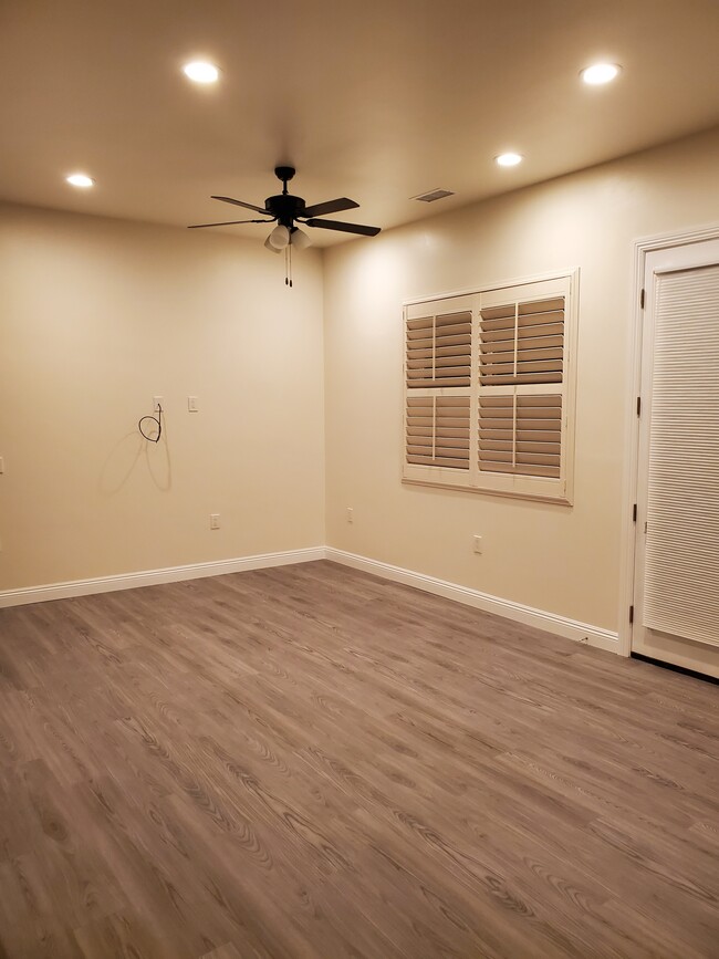 living room area, southwest corner - 14056 Sycamore Ave
