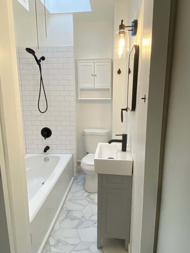 Baño - 211 Sumac St