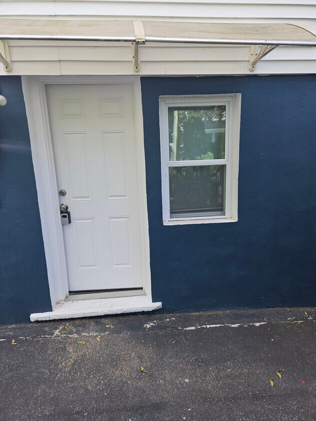 Private Entry - 915 Old Post Rd