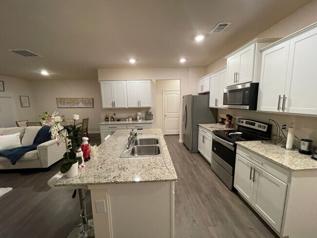 Building Photo - Immaculate 3br 2ba 2497 sq feet close to e...