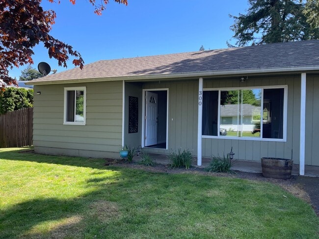 Building Photo - CAMAS Charming Remodeled 3 Bedroom Bungalow close to Crown Park!