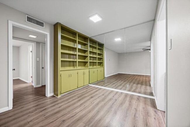 Building Photo - 1240 Barton Hills Dr