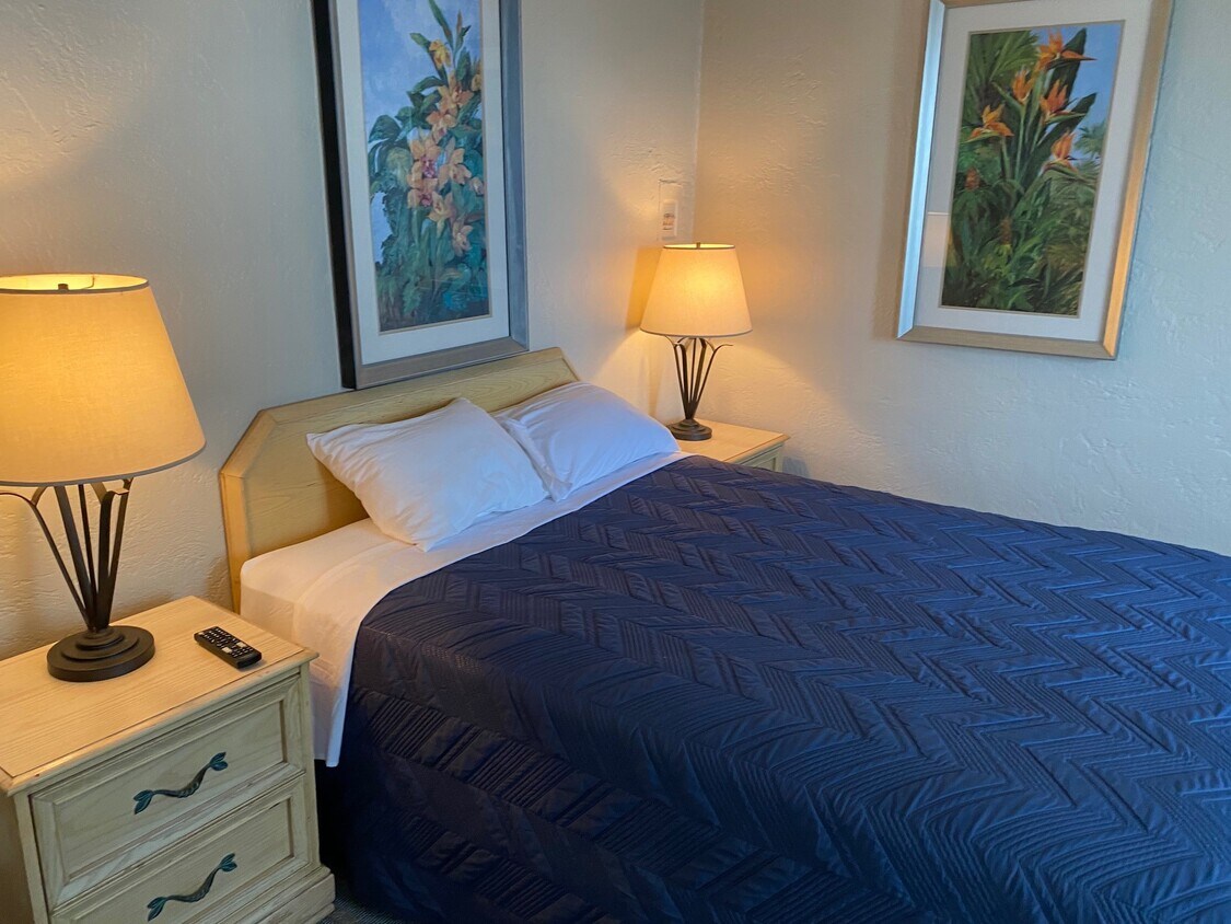 queen bed - 2125 S Atlantic Ave