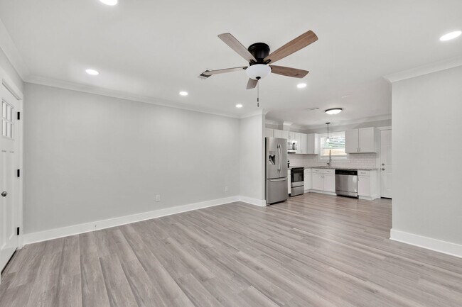 Building Photo - Beautiful, centrally located unit availabl...