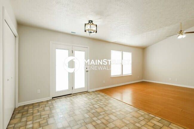 Building Photo - 3 Bedroom Pet-Friendly Home in Louisville, KY with Main Street Renewal