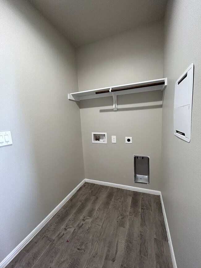 Building Photo - Recently Reduced!!!   Beautiful 5 Bedroom Home in Desert Ridge