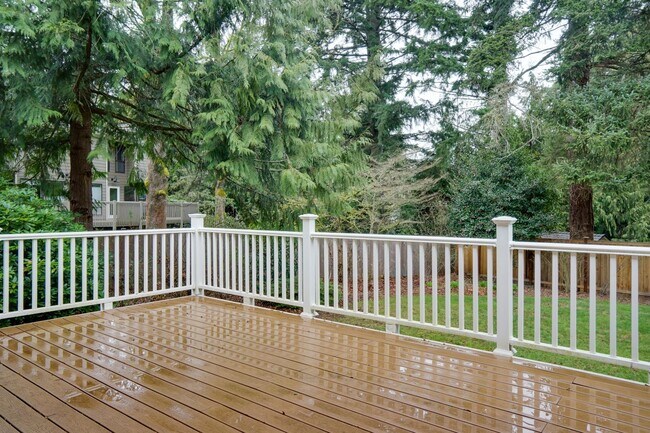 Building Photo - Kent Tri-level home