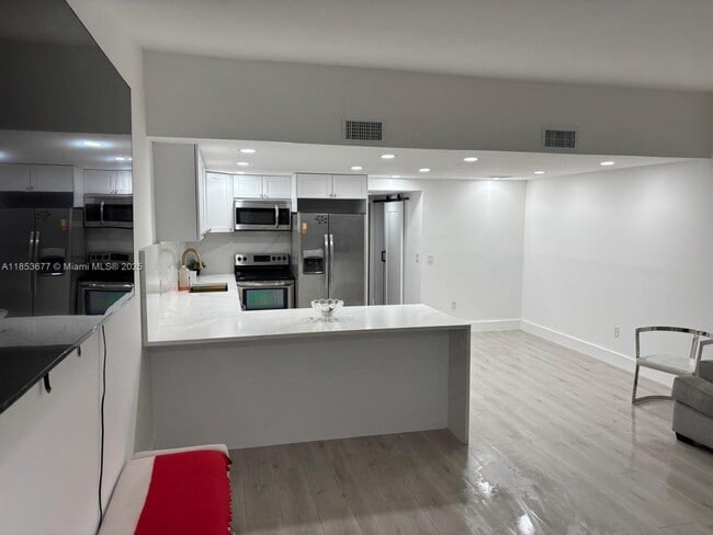 Foto del edificio - 6886 NW 166th Terrace