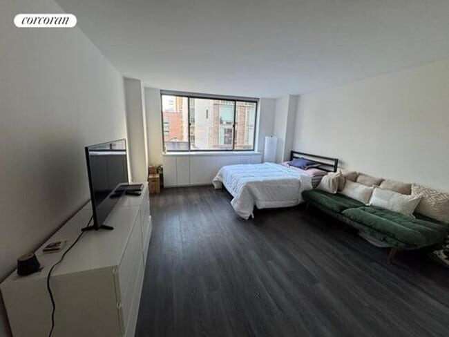 Building Photo - 520 W 43rd St