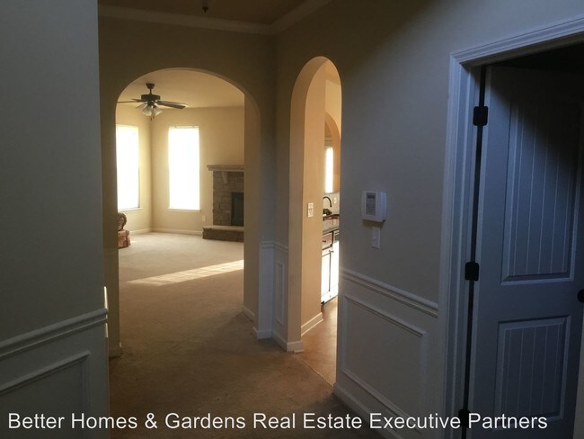 Building Photo - 2705 Huntcliffe Dr