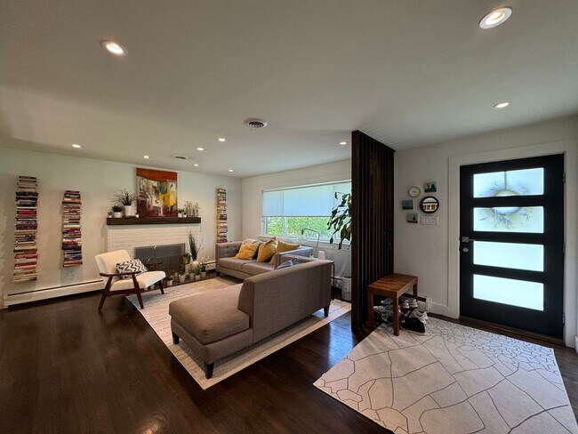 Building Photo - Impressive 4 Bed 3 Bath Home On A Large Pr...